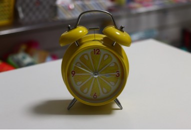 Часы будильник лимон